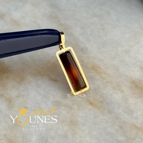 تصویر دوم آویز طلا سنگ عقیق قرمز و سیاه